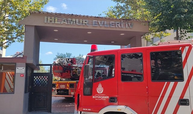 Sultangazi'de lüks sitede yangın çıktı: Alevlerin yükseldiği evde 1 kişi mahsur kaldı