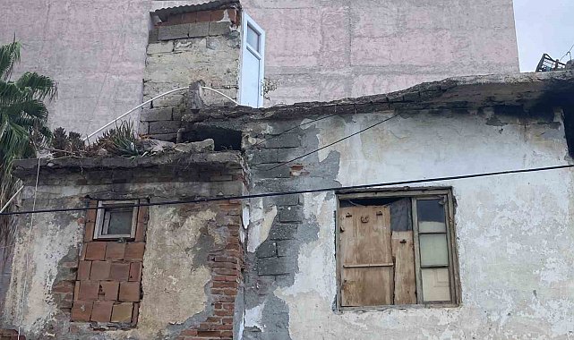 Sürücü 1,5 dakikayla kurtuldu, balkon aracın üzerine göçtü