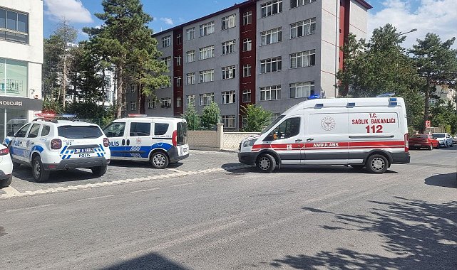 Tabancayla oynarken kazayla kendini vurdu