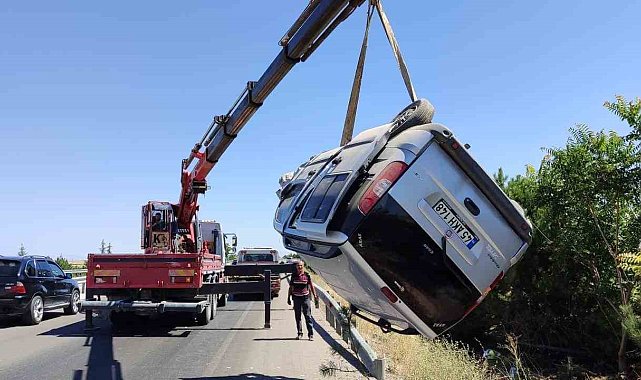 Takla atan hafif ticari araçta 3 kişi yaralandı