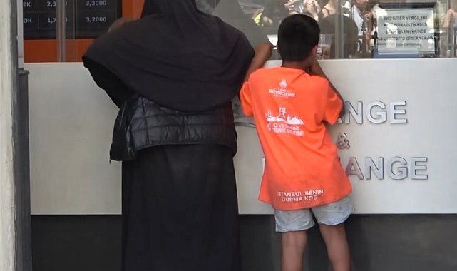 Taksim'de kadın dilenci, turistlerden aldığı parayı döviz bürosunda TL'ye çevirdi
