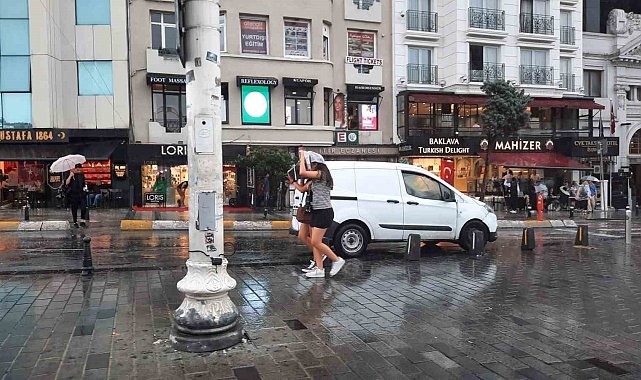 Taksim'de sağanak yağış etkili oldu