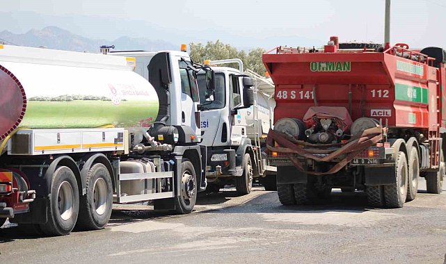 Tam mesai yapan itfaiye ve orman araçlarına tankerlerle su takviyesi yapılıyor