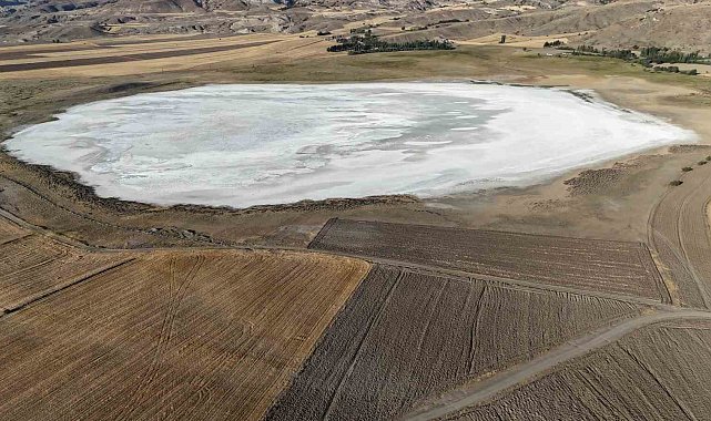 Tamamen kurudu, gölden geriye tuz tabakası kaldı
