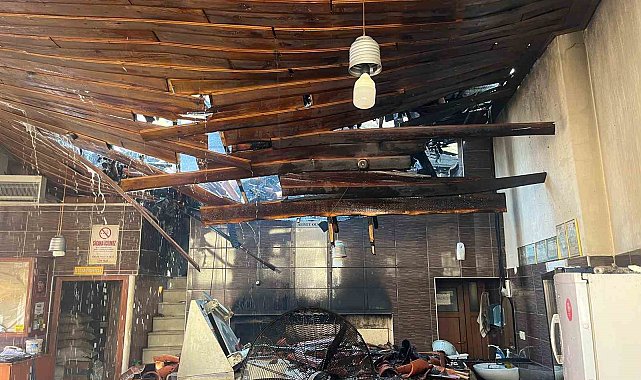 Tarihi yapılara zarar veren yangın söndürüldü