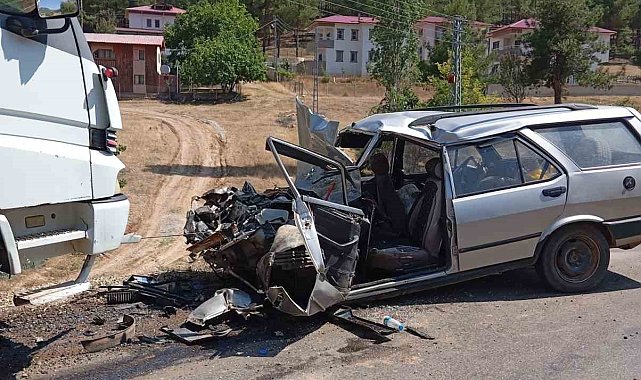 Tarsus'ta kamyon ile otomobil kafa kafaya çarpıştı: 1 yaralı