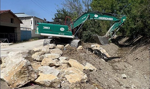 Taşkın önleme amacıyla dere ıslah çalışmaları yapıldı