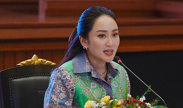Tayland'ın yeni lideri eski başbakanın kızı oldu