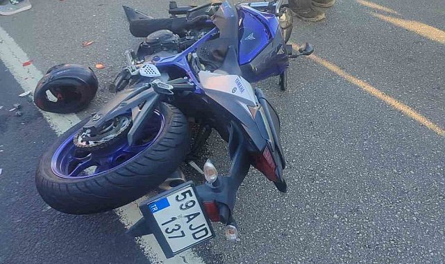Tekirdağ'da motosiklet otomobile çarptı: 2 yaralı