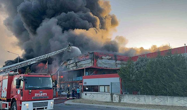 Tekirdağ'da plastik fabrikasındaki yangına birçok ilçeden ekipler sevk edildi