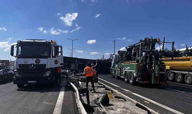 TEM Otoyolu'nda kontrolden çıkan tır karşı şeride devrildi: 2 yaralı