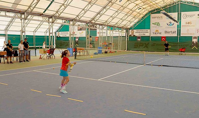Tepebaşı'nda tenis turnuvası devam ediyor