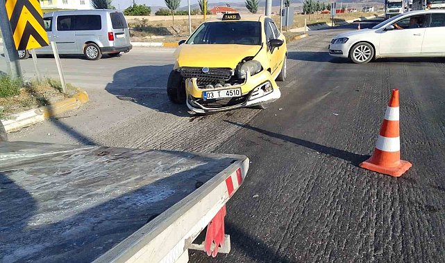 Ticari taksi ile otomobilin çarpıştığı kazada 2 kişi yaralandı