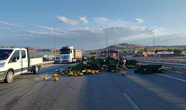 Tır viraja hızlı girdi: Yola savrulan tonlarca kavun kara yolunu kapattı
