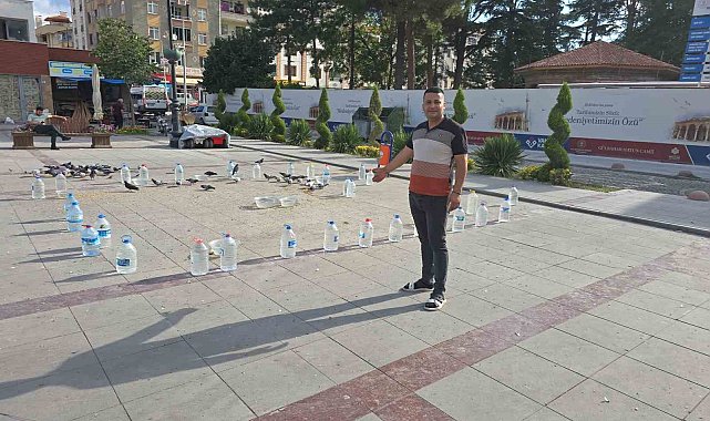 Tokatlı esnaftan kuşlara su bidonlu koruma