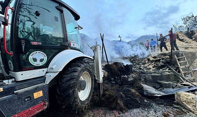 Tortum'da yangın paniği: 2 ev, 1 samanlık, 1 ahır küle döndü