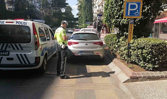 Trafik ekipleri, engellilere engel olan sürücüleri affetmedi