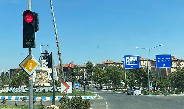 Trafik lambalarına 'Katil İsrail' yazısı