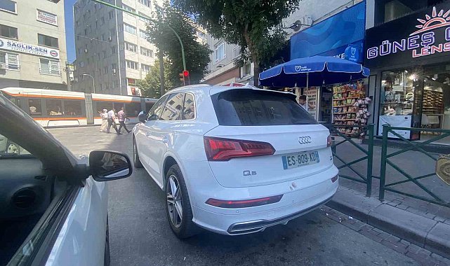 Trafik lambasının altına park edilen araçlar trafiği tek şeride düşürdü