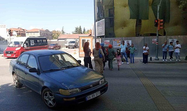 Trafikte kırmızı ışığı umursamayan yayalar tehlike oluşturuyor