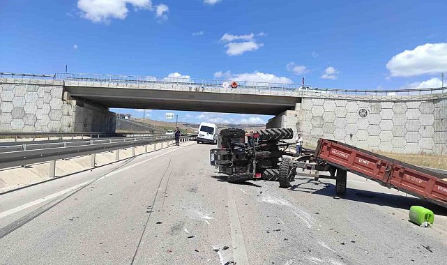 Traktör ile minibüs çarpıştı: 1 yaralı