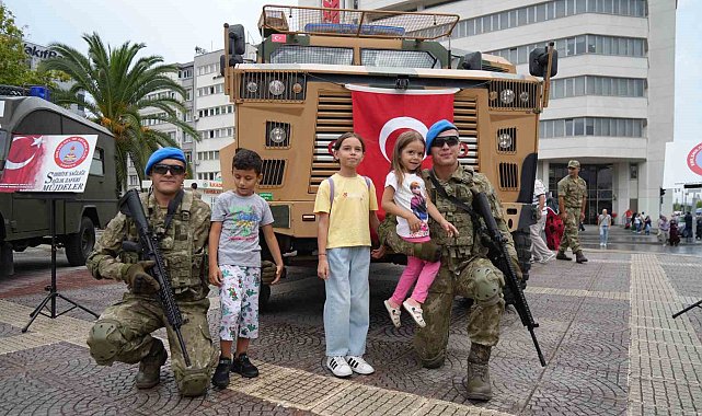 TSK personeline ve kullandığı araçlara vatandaşlardan yoğun ilgi