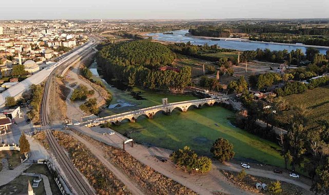 Tunca Nehri'nde kuraklık alarmı: Yolda çökmeler oluştu