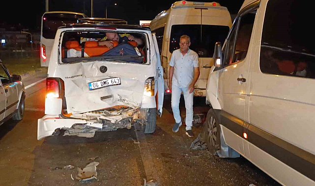 Tur minibüslerinin kazasında 4 araç hasar gördü, turistler büyük korku yaşadı