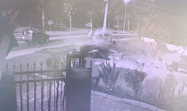 Turist dolu safari aracı ile çarpışıp yoldan çıkan otomobil aydınlatma direğine çarpıp hurdaya döndü