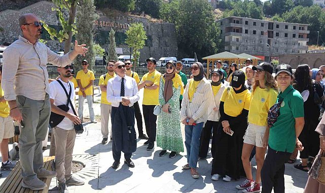 Turistik trenle Bitlis&#039;e gelen öğrenciler tarihi mekanları gezdi