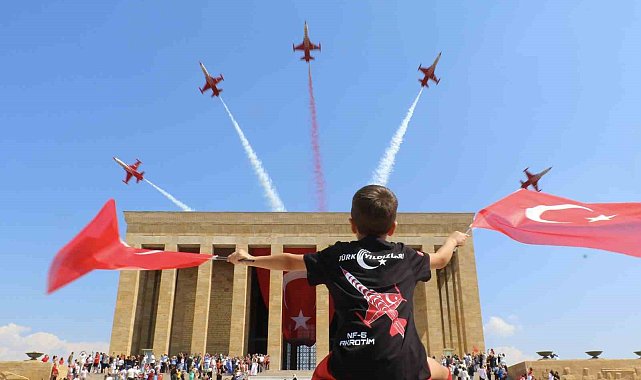 Türk Yıldızları'ndan 30 Ağustos'a özel Anıtkabir saygı uçuşu