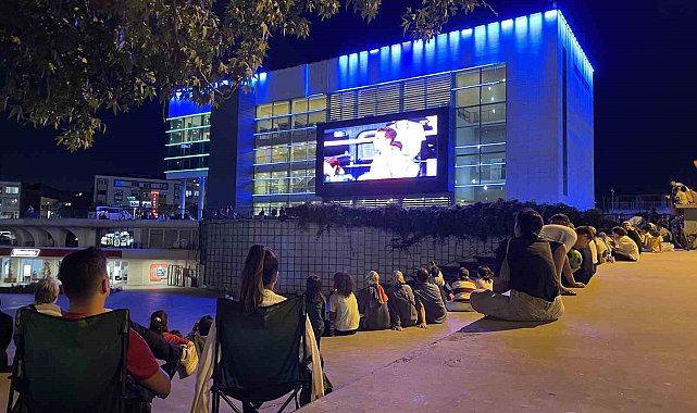 Türkiye-İtalya maçı Zeytinburnu 15 Temmuz Meydanı&#039;nda canlı yayınlandı