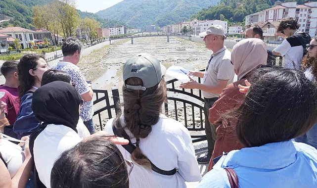 Türkiye'nin dört bir yanından gelen üniversite öğrencileri, sel afetinin yaşandığı Bozkurt'tu inceledi