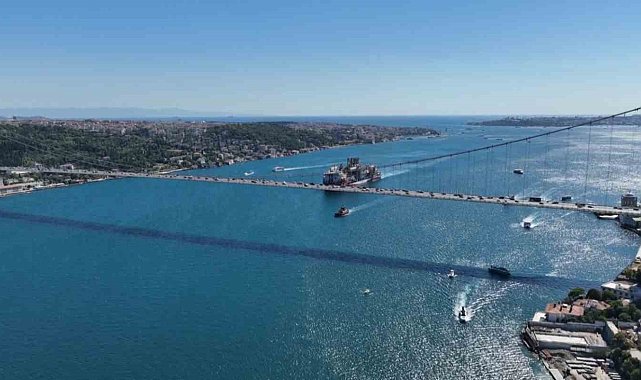 Türkiye'nin sondaj gemisi Abdülhamid Han İstanbul Boğazı'ndan geçti: O anlar havadan görüntülendi
