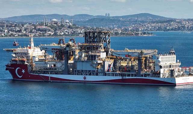 Türkiye'nin sondaj gemisi Abdülhamid Han, Zeytinburnu açıklarında havadan görüntülendi