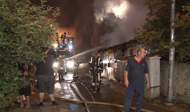 Ümraniye'de gecekondu alev alev yandı