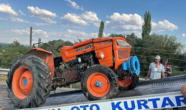 Uşak'ta kamyonet ile çarpışan traktör devrildi: 1 ölü