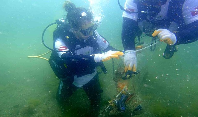 Üsküdar'da dalgıçlar tarafından su altı temizliği yapıldı