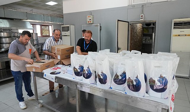 Üsküdar'da ihtiyaç sahiplerine konserve et dağıtımı