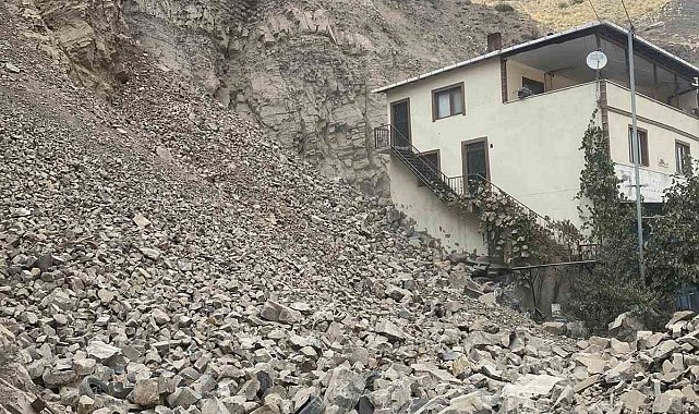 Uzundere'de heyelan önleme çalışmaları, ev ve iş yerlerinde hasara yol açtı