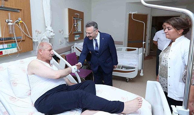 Vali Aksoy bıçaklanarak yaralanan vatandaşları ziyaret etti