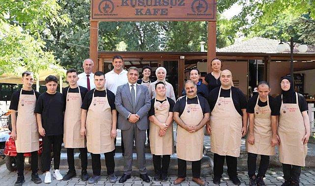 Vali Aslan Kusursuz Kafe'nin çalışanlarıyla bir araya geldi