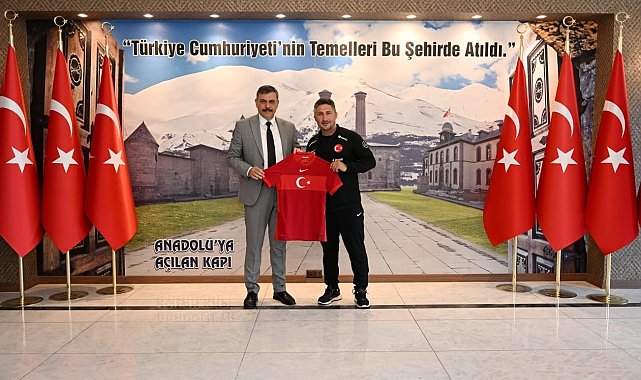 Vali Çiftçi'ye milli takım forması hediye etti