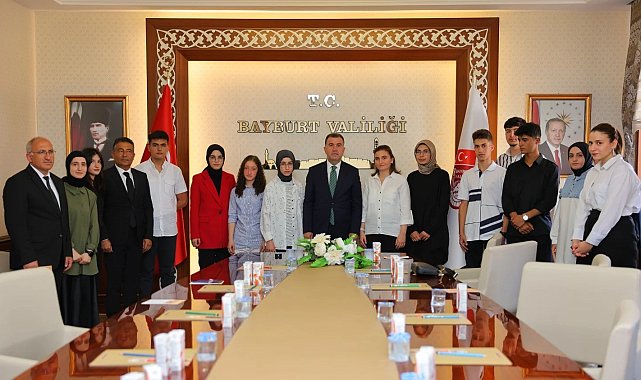 Vali Eldivan, YKS ve LGS'de başarılı olan öğrencileri ödüllendirdi