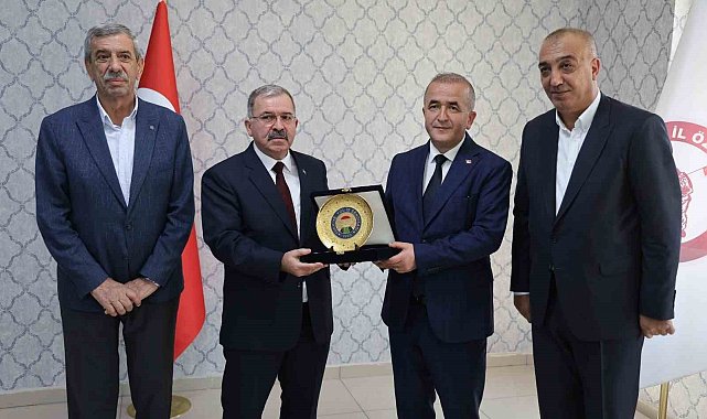 Vali Hatipoğlu, emekli olan personellerle bir araya geldi