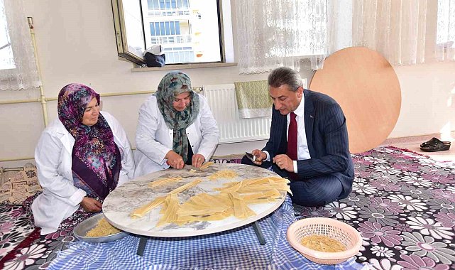 Vali kadınlarla birlikte erişte kesti