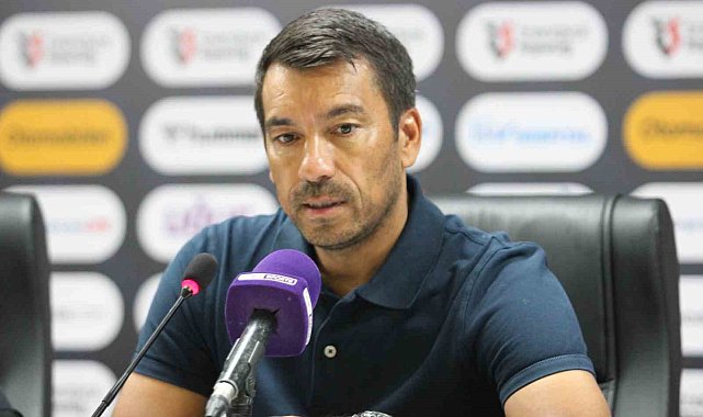 Van Bronckhorst: "İstanbul'a galibiyetle döndüğümüz için mutluyuz"