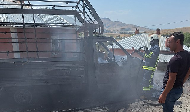 Van'da park halindeki kamyonet yandı