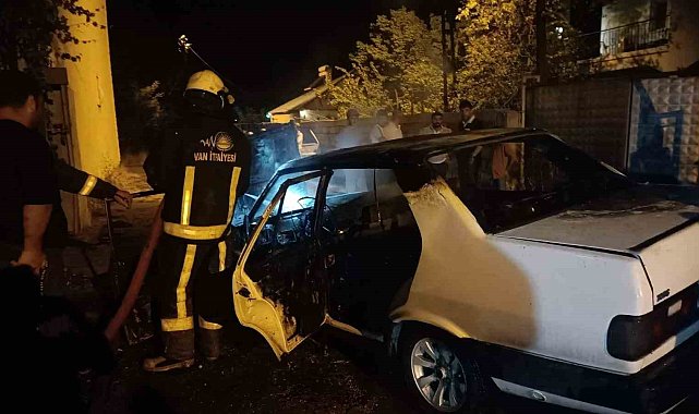 Van'da seyir halindeki otomobil alev alev yandı