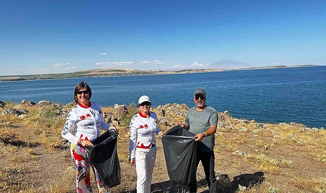 Vangölü Aktivistleri Derneği üyeleri Tatvan sahilinde çöp topladı